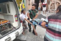 Foto : Ambulance Klinik satuan Yonkes 2/ Yudha Bhakti Husada memberikan bantuan evakuasi terhadap warga yang terjatuh dari tangga 