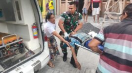 Foto : Ambulance Klinik satuan Yonkes 2/ Yudha Bhakti Husada memberikan bantuan evakuasi terhadap warga yang terjatuh dari tangga 