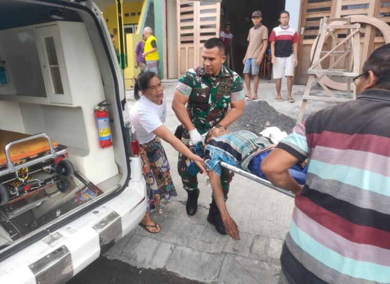 Foto : Ambulance Klinik satuan Yonkes 2/ Yudha Bhakti Husada memberikan bantuan evakuasi terhadap warga yang terjatuh dari tangga 