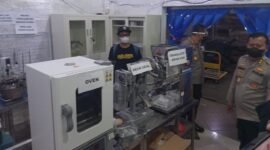 Foto : alat mesin pencampur, mesin pencacah, mesin pencetak, termasuk juga mesin pemanas. yang dibuat untuk produksi narkoba