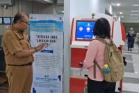 Ket foto. Dibantu petugas Dispendukcapil Kota Malang,  salah satu warga sedang mengakses layanan administrasi kependudukan lewat ADM 