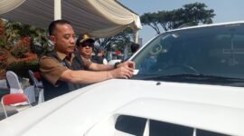 Foto : Sekretaris Dinas Lingkungan Hidup Kota Malang, Soni Bachtiar menempelkan stiker pada kendaraan yang lolos uji emisi gas buang