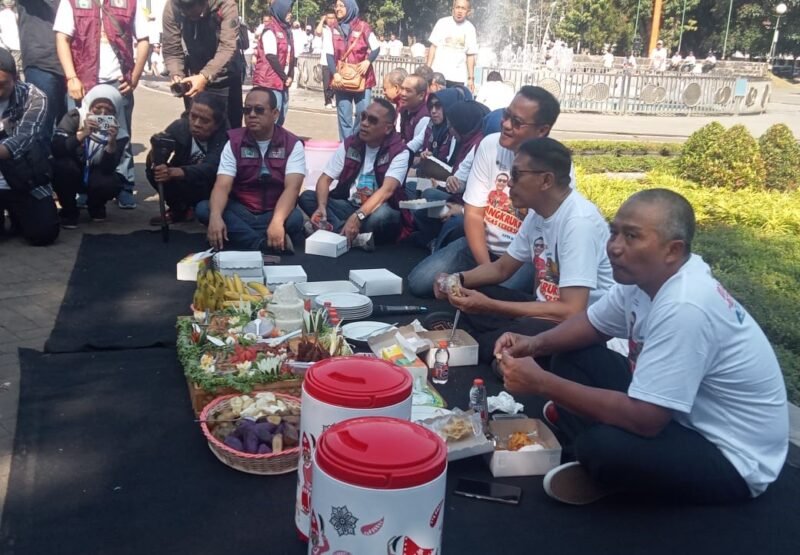 Foto : Pj Walikota Malang Wahyu Hidayat didampingi Sekretaris Daerah Kota Malang Erik Setyo Santoso dan Kepala Dinas Lingkungan Hidup Kota Malang Noer Rahman Wijaya saat Cangkrukan Bareng Petugas Kebersihan