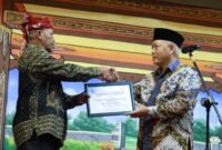 Foto : Bupati Malang menyerahkan banuan Fasilias Bersih Desa di Desa Bocek Kecamatan Karangploso 