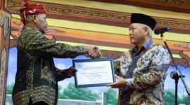 Foto : Bupati Malang menyerahkan banuan Fasilias Bersih Desa di Desa Bocek Kecamatan Karangploso 