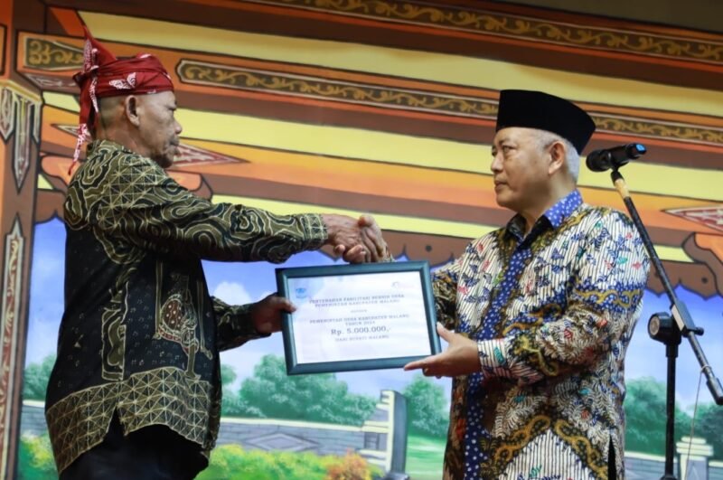 Foto : Bupati Malang menyerahkan banuan Fasilias Bersih Desa di Desa Bocek Kecamatan Karangploso 
