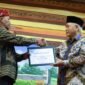 Foto : Bupati Malang menyerahkan banuan Fasilias Bersih Desa di Desa Bocek Kecamatan Karangploso 