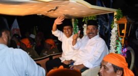 Foto : Abah Gun-Dokter Umar Daftar ke KPU Kabupaten Malang Naik Kereta Kuda