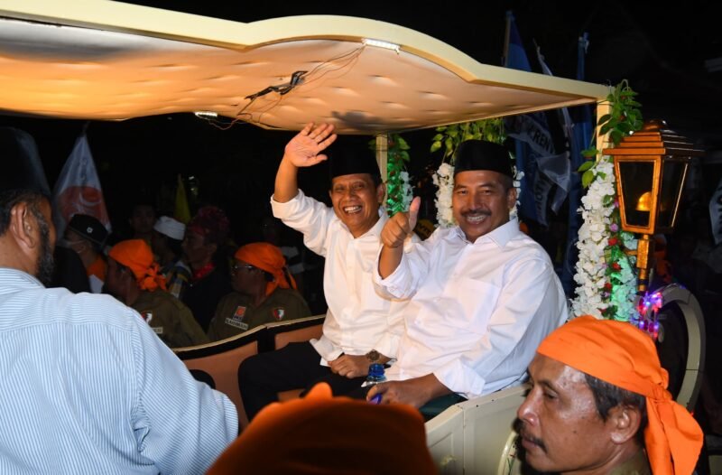 Foto : Abah Gun-Dokter Umar Daftar ke KPU Kabupaten Malang Naik Kereta Kuda
