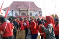 Aksi demo Kader PDIP Kabupaten Malang di Kantor DPC PDIP Kepanjen Jumat.