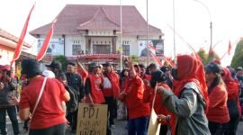 Aksi demo Kader PDIP Kabupaten Malang di Kantor DPC PDIP Kepanjen Jumat.