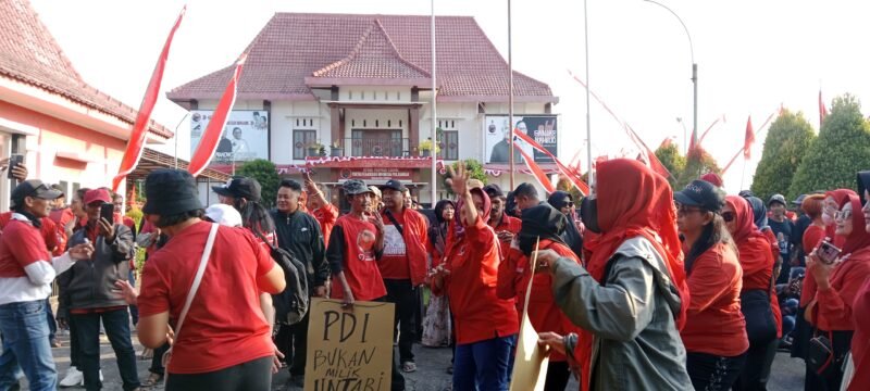 Aksi demo Kader PDIP Kabupaten Malang di Kantor DPC PDIP Kepanjen Jumat.