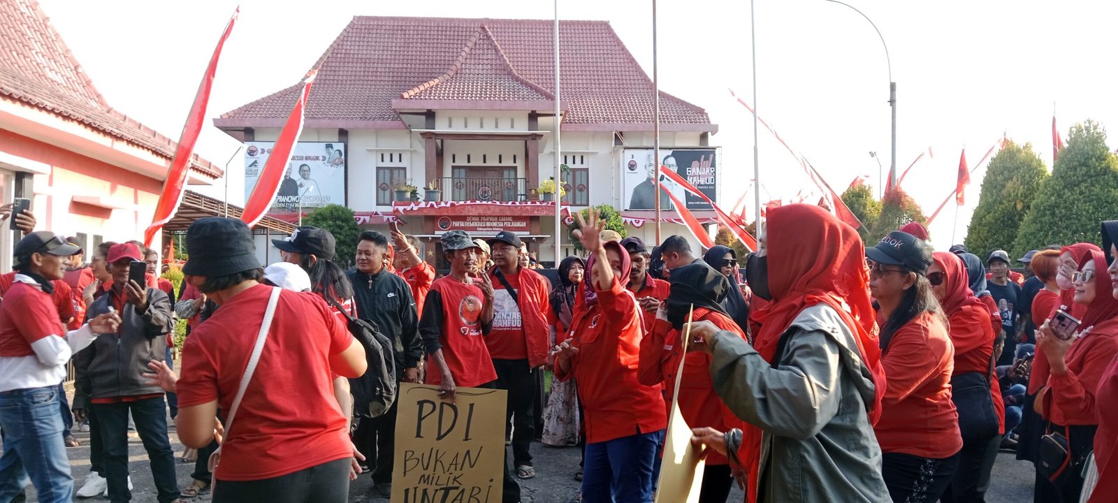 Ratusan Kader PDIP Kabupaten Malang Geruduk Kantor DPC di Kepanjen IMG-20240817-WA0016