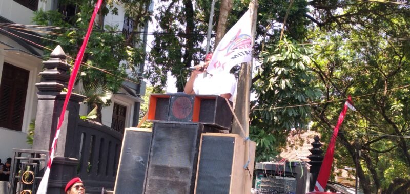 Panglima GRIB Jaya Cobra Hercules Saat Aksi demo depan Balaikota.