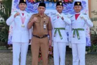 Foto : Kepala SMKN 1 Kepanjen Kabupaten Malang Lasmono ,S.Pd.,M.M saat foto bersama dengan M.Raihan siswa XI TKR 1 SMKN 1 Kepanjen Malang terpilih sebagai Paskibraka Nasional