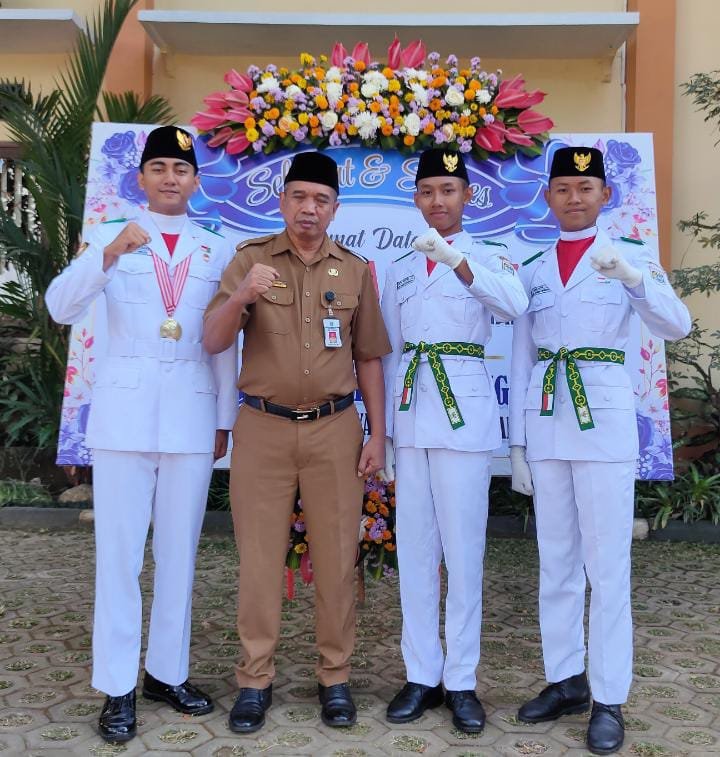 Foto : Kepala SMKN 1 Kepanjen Kabupaten Malang Lasmono ,S.Pd.,M.M saat foto bersama dengan M.Raihan siswa XI TKR 1 SMKN 1 Kepanjen Malang terpilih sebagai Paskibraka Nasional