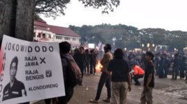 Aksi demo mahasiswa di depan Balaikota Malang Jumat.