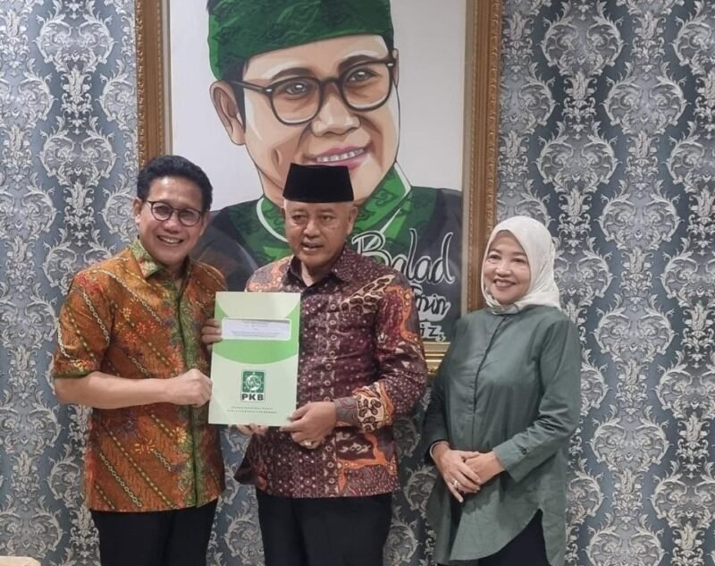 Foto : paslon Sanusi-Lathifah menerima salinan rekom dari Ketua Desk Pilkada DPP PKB, Abdul Halim Iskandar
