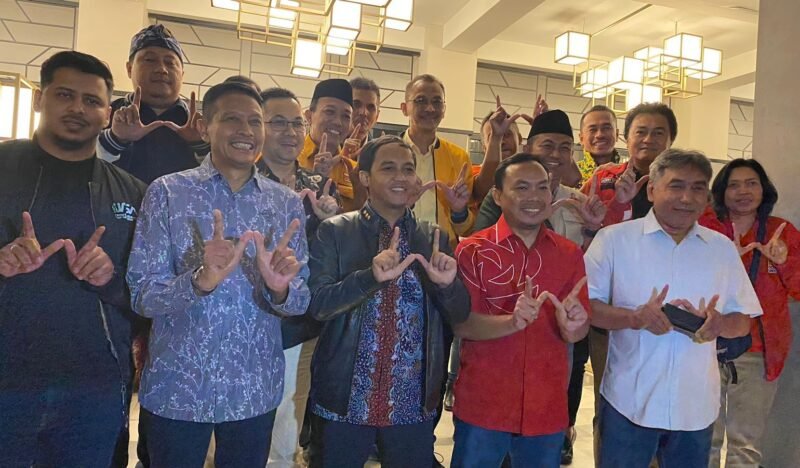 Foto : Sekjen PSI Raja Juli Antoni bersama pasangan WALI