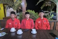 Ket foto. Dari kiri; Ida Bagus, Rudi Santoso, Suyanto, mewakili 12 mantan koorlap Poros Perjuangan
