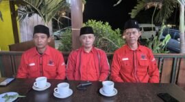 Ket foto. Dari kiri; Ida Bagus, Rudi Santoso, Suyanto, mewakili 12 mantan koorlap Poros Perjuangan
