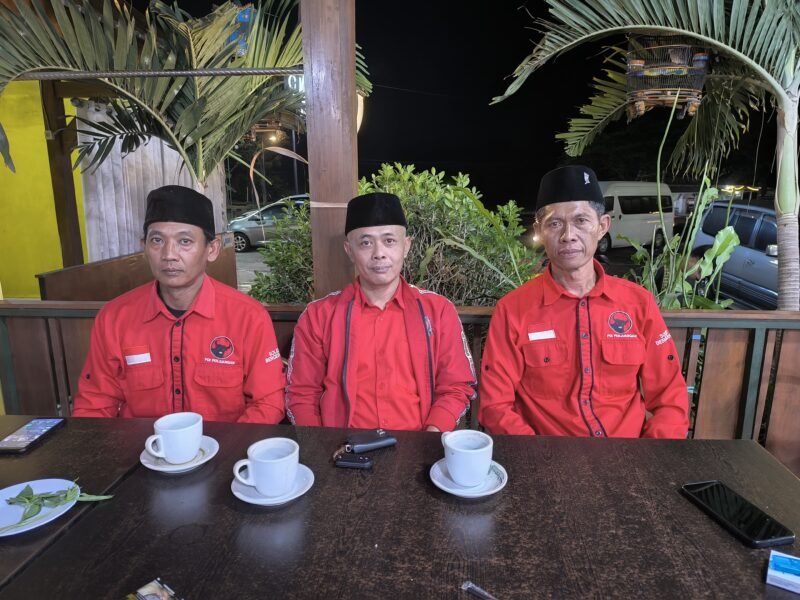 Ket foto. Dari kiri; Ida Bagus, Rudi Santoso, Suyanto, mewakili 12 mantan koorlap Poros Perjuangan