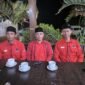 Ket foto. Dari kiri; Ida Bagus, Rudi Santoso, Suyanto, mewakili 12 mantan koorlap Poros Perjuangan