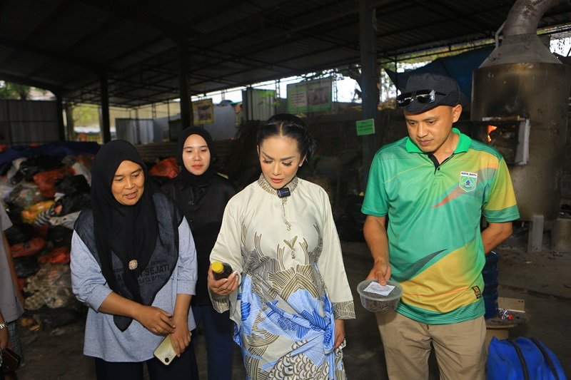 Foto : Calon Walikota Batu, Kris Dayanti saat megamati hasil olahan sampah TPS 3R Temas.
