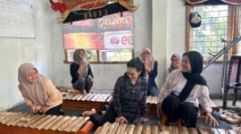 Foto : Calon Walikota Batu, Kris Dayanti saat mendampingi sesi latihan Sanggar Tong Songo.