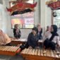 Foto : Calon Walikota Batu, Kris Dayanti saat mendampingi sesi latihan Sanggar Tong Songo.