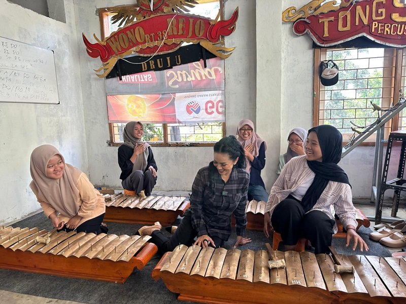 Foto : Calon Walikota Batu, Kris Dayanti saat mendampingi sesi latihan Sanggar Tong Songo.