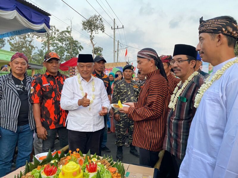 Foto : Bupati Malang Drs. H. M. Sanusi, MM., membuka Pasar Rakyat Terongdowo Tempo Doeloe Tahun 2024 