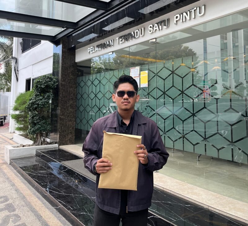 fOTO : Koalisi Pemuda Malang Bersuara (KPMB) melakukan aduan ke kejaksaan tinggi Surabaya, 