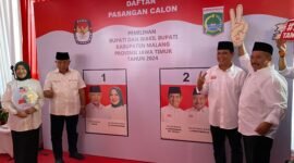  Foto : Dua pasangan calon Bupati dan Wakil Bupati Malang Sanusi-Lathifah dan Gunawan-Umar