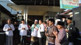 fOTO : Bupati Malang H. M. Sanusi, saat memberangkatkan ziarah wali 5 