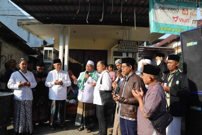 fOTO : Bupati Malang H. M. Sanusi, saat memberangkatkan ziarah wali 5 