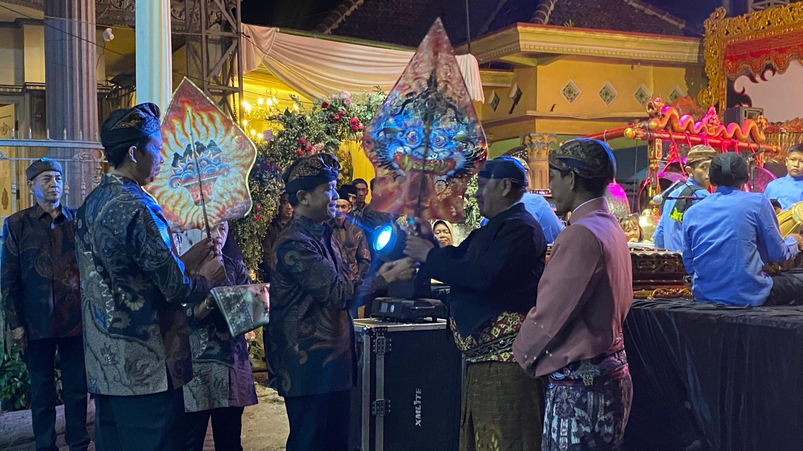 Antusiasme Warga Hadiri Pagelaran Wayang Kulit di Selamatan Desa Tegalweru 1000276094