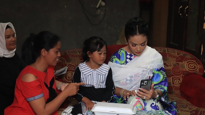 Foto : Kris Dayanti saaat menjenguk bocah tuna rungu di Giripurno