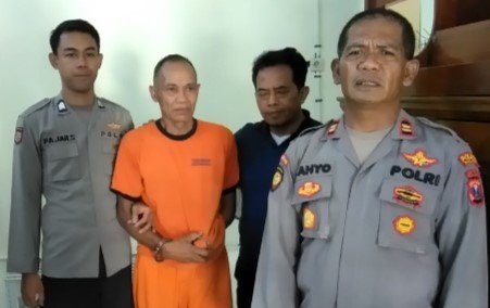 Foto  pria berinisial PN (68), warga Desa Harjokuncaran, Kecamatan Sumbermanjingwetan diamanka aparat kepolisian