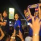 Foto : Kris Dayanti menyanyikan lagu Kabar Damai bersama D'Kross
