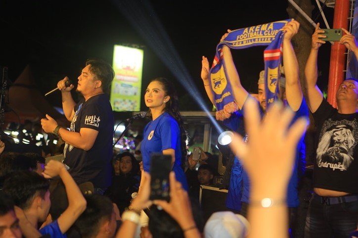 Foto : Kris Dayanti menyanyikan lagu Kabar Damai bersama D'Kross