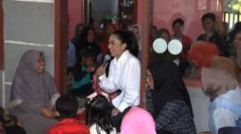 fOTO : alon Walikota Batu, Kris Dayanti saat berdialog dan serap aspirasi warga Oro-oro Ombo. 