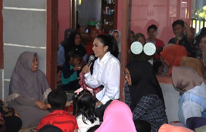 fOTO : alon Walikota Batu, Kris Dayanti saat berdialog dan serap aspirasi warga Oro-oro Ombo. 