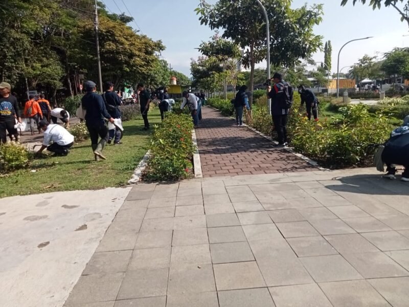 Foto : Kerja Bakti Massal yang dilakukan di Taman Bunga Merjosari sebagai wujud kampanye pengelolaan lingkungan dalam World Clean Up Day