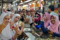 Foto : Paslon ABADI bersama pedagang di pasar besar