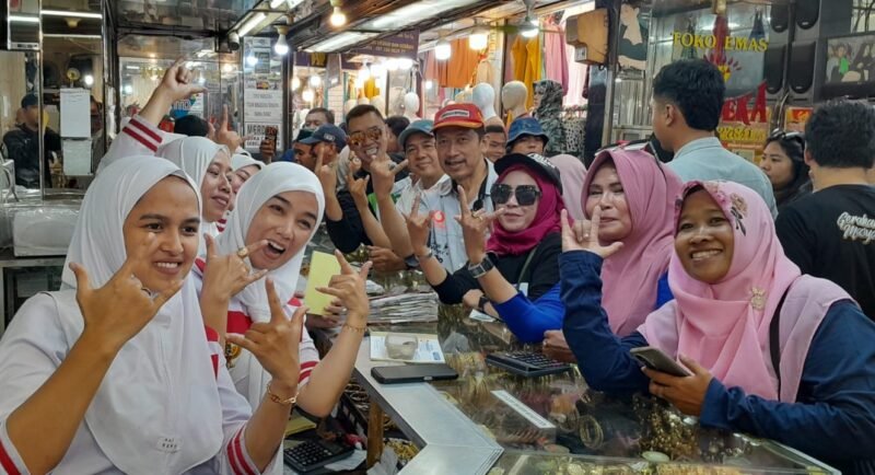 Foto : Paslon ABADI bersama pedagang di pasar besar