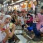 Foto : Paslon ABADI bersama pedagang di pasar besar