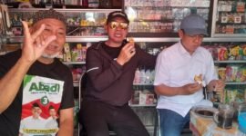 Foto : Abah Anton-Dimyati ngopi dan makan gorengan di warung Splindid