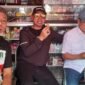 Foto : Abah Anton-Dimyati ngopi dan makan gorengan di warung Splindid