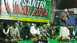 Foto : Calon Walikota Malang Sam HC duduk berdampingan dengan Abah Anton dan Dimyati saat hadir di perayaan Hari Santri
